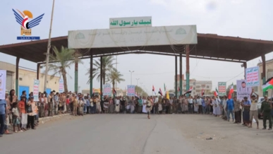 وقفة بالحديدة تحذر العدو السعودي من تبعات استهداف الأعيان المدنية والمنشآت الخدمية