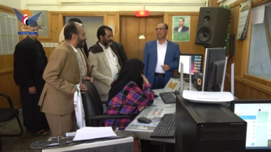 نائب وزير الإعلام يطلع على سير العمل بإذاعة صنعاء ويشيد بدورها التنويري