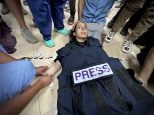 إصابة صحفية فلسطينية برصاص العدو الصهيوني في خان يونس