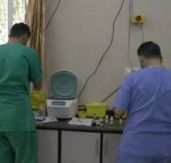 أبطال المعاطف البيضاء بغزة.. عامان من الصمود في مواجهة الإبادة الصحية