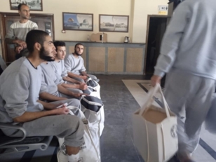 سلطات العدو الصهيوني تفرج عن 12 أسيرًا من قطاع غزة