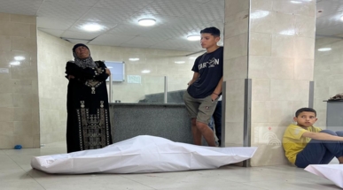 استشهاد 10 فلسطينيين بينهم ثلاثة من منتظري المساعدات في قصف ونيران العدو الإسرائيلي في مدينتي غزة وخان يونس