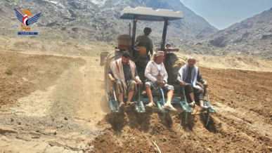 تدشين حراثة 70 هكتاراً من الأراضي المستصلحة بمنطقة باب الناقة في الحديدة