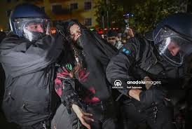 الشرطة الألمانية تمنع استكمال مسيرة داعمة لفلسطين في برلين وتعتدي على مشاركين