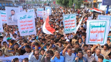 مسيرة طلابية بمربع مدينة الحديدة نصرة لغزة وتنديدا بالمجازر وجرائم التجويع