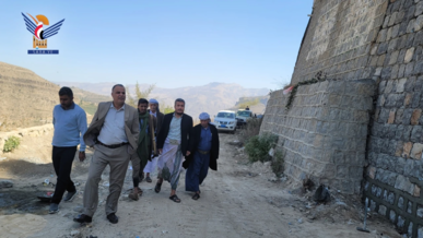 محافظ حجة يتفقد مشروع إعادة تأهيل سور الصالة الرياضية