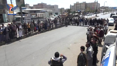 وقفة لأبناء المربع الشرقي بمدينة رداع بالبيضاء إسناداً لغزة والبراءة من الخونة