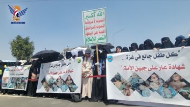 جامعة صنعاء تشهد مسيرة غاضبة تنديداً بجريمة التجويع والإبادة بحق سكان غزة