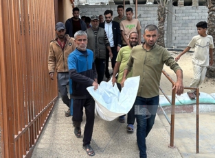 11 شهيدا بينهم طفلان إثر قصف العدو الصهيوني منزلا في جباليا ومركز خدمات في البريج