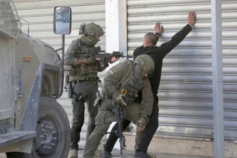 العدو الإسرائيلي يعتقل 5 فلسطينيين من نابلس والخليل  