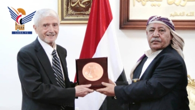 رئيس مجلس النواب يُكّرم المهندس أحمد الأنسي بدرع المجلس 