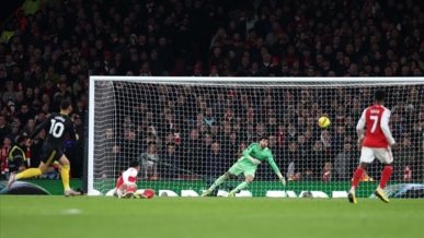 الدوري الإنجليزي.. توتنهام ينتزع تعادلا مثيراً أمام ليفربول ومانشستر يونايتد يستعيد توازنه على حساب أستون فيلا