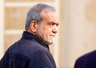 الرئيس الإيراني يشارك في التجمع الشعبي المندد بالعدوان الأمريكي بطهران