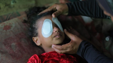 طفولة عمياء.. جريمة صهيونية جديدة تلحق بأطفال غزة