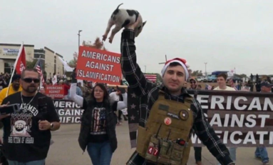 مرشح جمهوري أمريكي يضع القرآن في فم خنزير