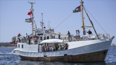 جيش العدو الإسرائيلي يقتحم سفينة "حنظلة" المتوجهه لكسر الحصار عن غزة