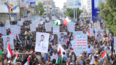 مسيرات في 135 ساحة بالحديدة دعماً لغزة في مواجهة التصعيد الأمريكي الإسرائيلي