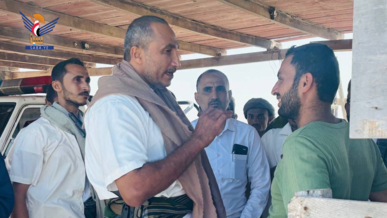 محافظ الحديدة يتفقد مستوى الخدمات بمركز الإنزال السمكي في الطور ببيت الفقيه