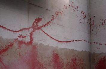 نشطاء مؤيدون لفلسطين يرشقون مقر "بي بي سي" بالطلاء الأحمر ويتهموها بالتواطؤ مع الكيان الصهيوني