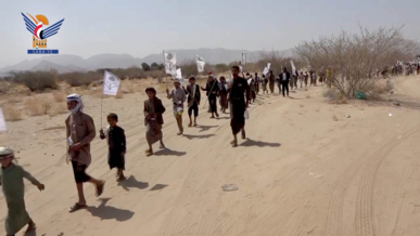 مسير كشفي لطلاب مدرسة أويس القرني الصيفية في مديرية الجوبة بمأرب