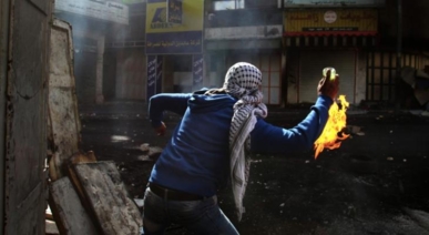 شبان فلسطينيون يهاجمون مركبات للمستوطنين شمال ووسط الضفة المحتلة