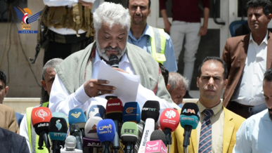 وقفة احتجاجية بمرور عام على الاستهداف الصهيوني لطائرة "اليمنية" أثناء تجهيزها لنقل عدد من الحجاج