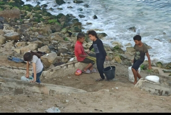 بين البحر والعطش.. الغزّيون يواجهون الموت بصمت