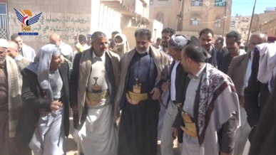 محافظ البيضاء يطلّع على سير العمل بمشروع رصف شارع الشهيد بمديرية العرش