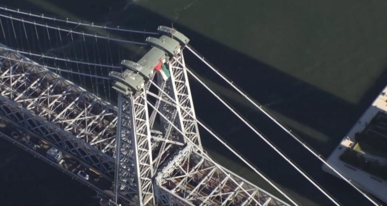 العلم الفلسطيني يرفرف فوق أكبر جسور ولاية نيويورك الأمريكية