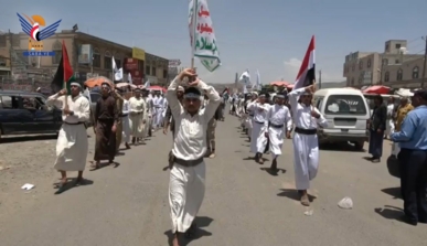 صنعاء.. مسير لطلاب الدورات الصيفية بهمدان