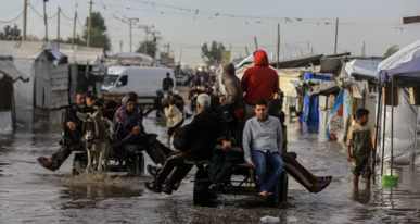 بلدية غزة: تصريف مياه الأمطار انخفضت إلى 20% فقط وسط أوضاع كارثية للنازحين