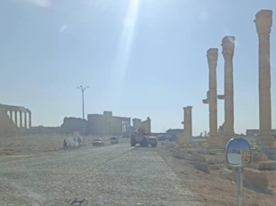 قوات أمريكية تقطع طريق دير الزور دمشق إثر تعرض وفدها لهجوم ووقوع إصابات