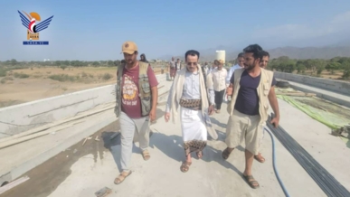 وزير المالية يتفقد سير العمل في جسر الكدن بمحافظة الحديدة