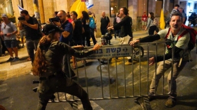 آلاف الاسرائيليين يتظاهرون أمام مقر نتنياهو بعد وصفهم بالفاشيين والشرطة تقمعهم