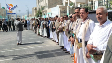 وقفة للقطاع الإعلامي في حجة تنديداً بجرائم العدو الصهيوني بحق الصحفيين والمواطنين