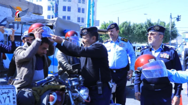 شرطة المرور تدشن مبادرة توزيع 500 خوذة لسائقي الدراجات النارية بالأمانة 