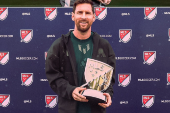 ميسي يتوج بجائزة "لاندون دونافان"