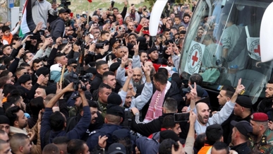 العدو الصهيوني يفرج عن أسرى الدفعة السابعة من صفقة "طوفان الأقصى"