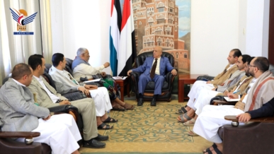 رئيس مجلس الوزراء يلتقي وزير الشؤون الاجتماعية والعمل وعددًا من مدراء فروع الشؤون الإنسانية "سابقًا"