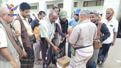 تدشين توزيع 600 سلة غذائية للأسر الفقيرة بمديرية الحالي في الحديدة