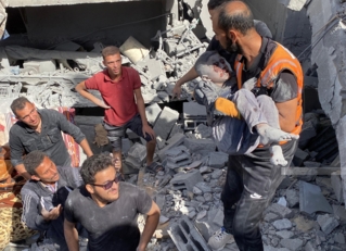 استشهاد 4 فلسطينيين وإصابة آخرين بقصف للعدو الإسرائيلي وسط وجنوبي غزة