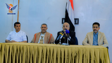 رئيس الوزراء يتفقَّد معسكر منتخب الشباب بصنعاء