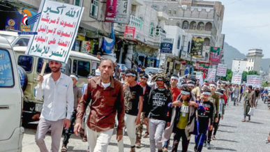 مسير حاشد لطلاب الدورات الصيفية بمديريتي الظهار والمشنة بمحافظة إب