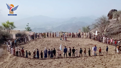 الحديدة.. وقفة مسلحة لقبائل الأقحوز بمديرية جبل رأس لإعلان النفير والبراءة من الخونة