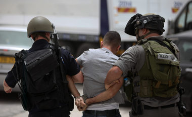 العدو الصهيوني يعتقل فلسطينيين خلال حملة اقتحامات بالضفة المحتلة العدو الصهيوني يعتقل فلسطينيين خلال حملة اقتحامات بالضفة المحتلة