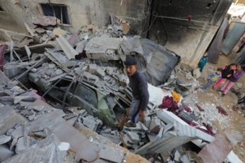 شهيدة ومصابون جراء قصف العدو الصهيوني منزلا وخيمة نازحين في مدينتي غزة وخان يونس