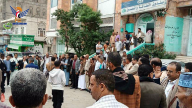 وقفة لمنتسبي صندوق النظافة بإب تنديدًا بجرائم العدوان الصهيوني