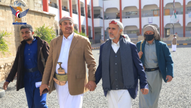 العلامة مفتاح يتفقد مشروع قناة تصريف مياه الأمطار بمذبح ويزور مدرسة الشهيد إبراهيم الحمدي