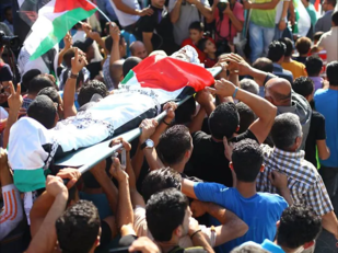 استشهاد فلسطيني وجرح اخرين في استهداف خيمة داخل مستشفى الأقصى في دير البلح