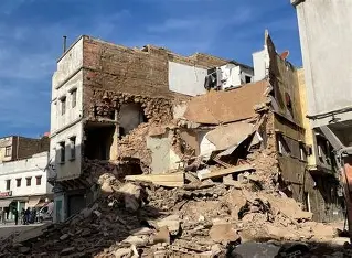 انهيار بناية آيلة للسقوط بمخيم المغازي في غزة والبحث عن مفقودين أسفلها